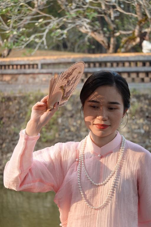 Vietnamita con abanico