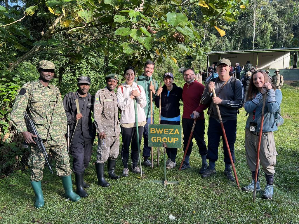 Llevar bastón o palo e fundamental para visitar los bosques de Uganda