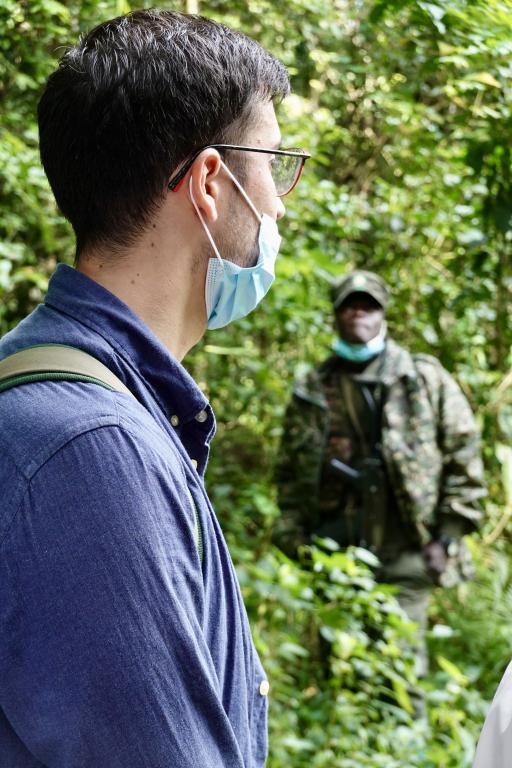 Visitante en Bwindi y ranger con mascarillas