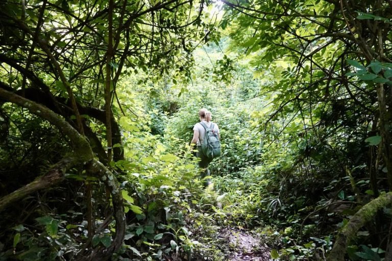 Mujer en la Garganta de Kyumbura