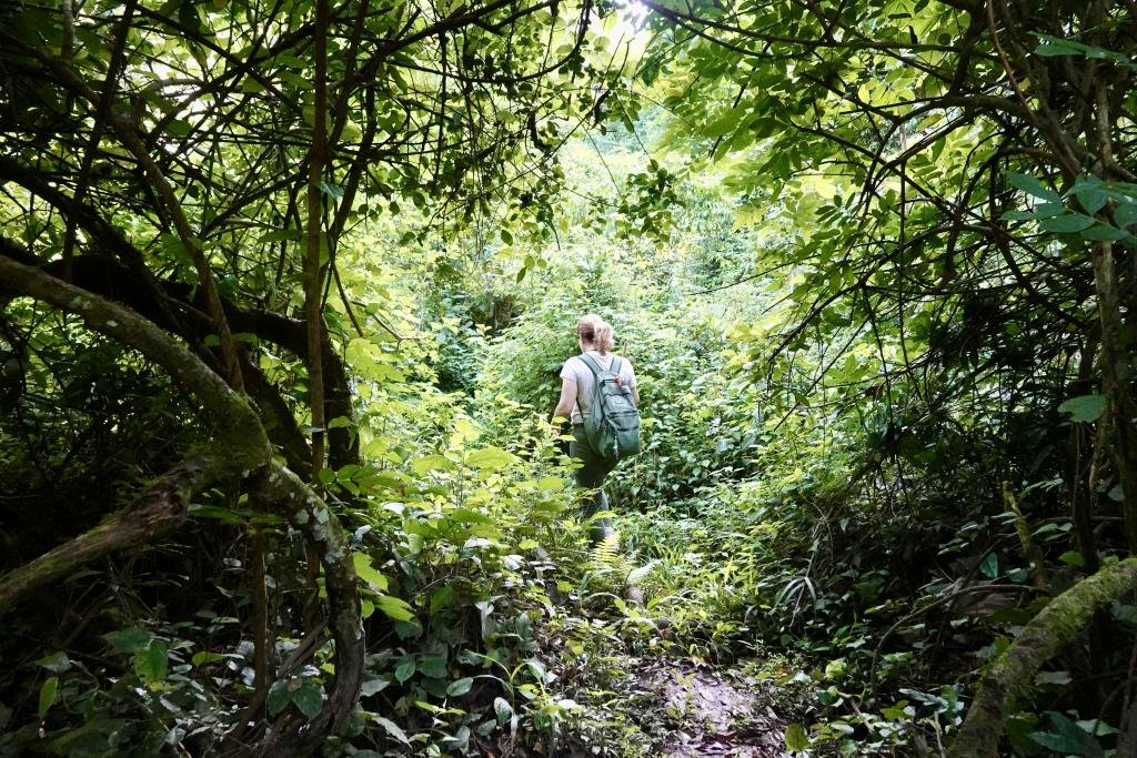 Mujer en la Garganta de Kyumbura