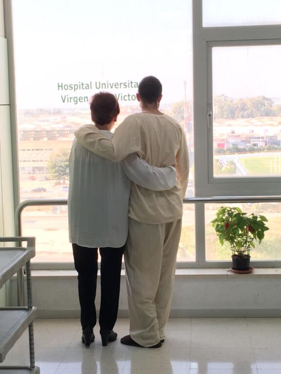 Abuela con nieto en el hospital