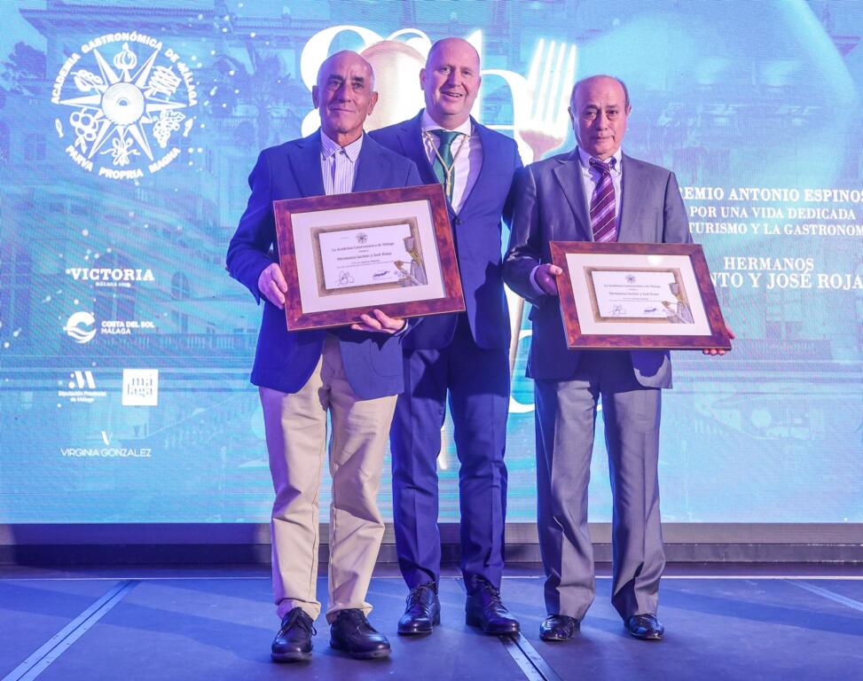 Entrega del Premio Antonio Espinosa a Jacinto y José Rojas, propietarios de Marisquería El Cateto y Marisquería Jacinto.