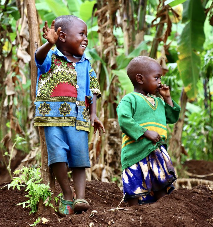 Niños en una comunidad rural de Uganda durante el viaje