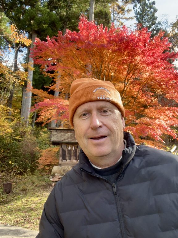 Hombre delante de Arce Japonés