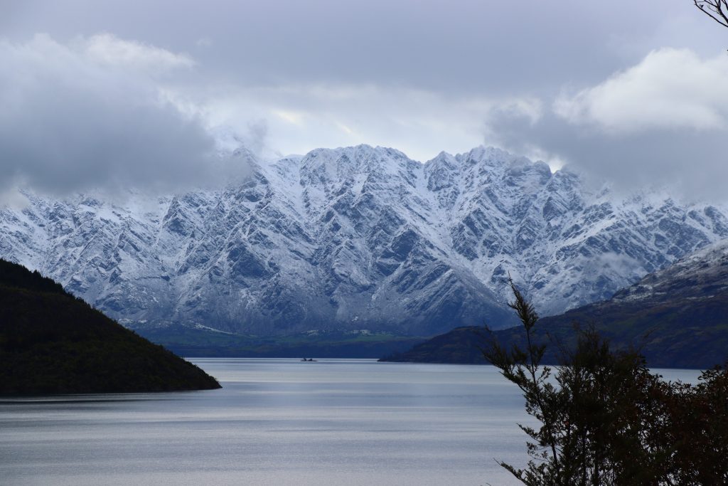 Lago y Montañas nevadas