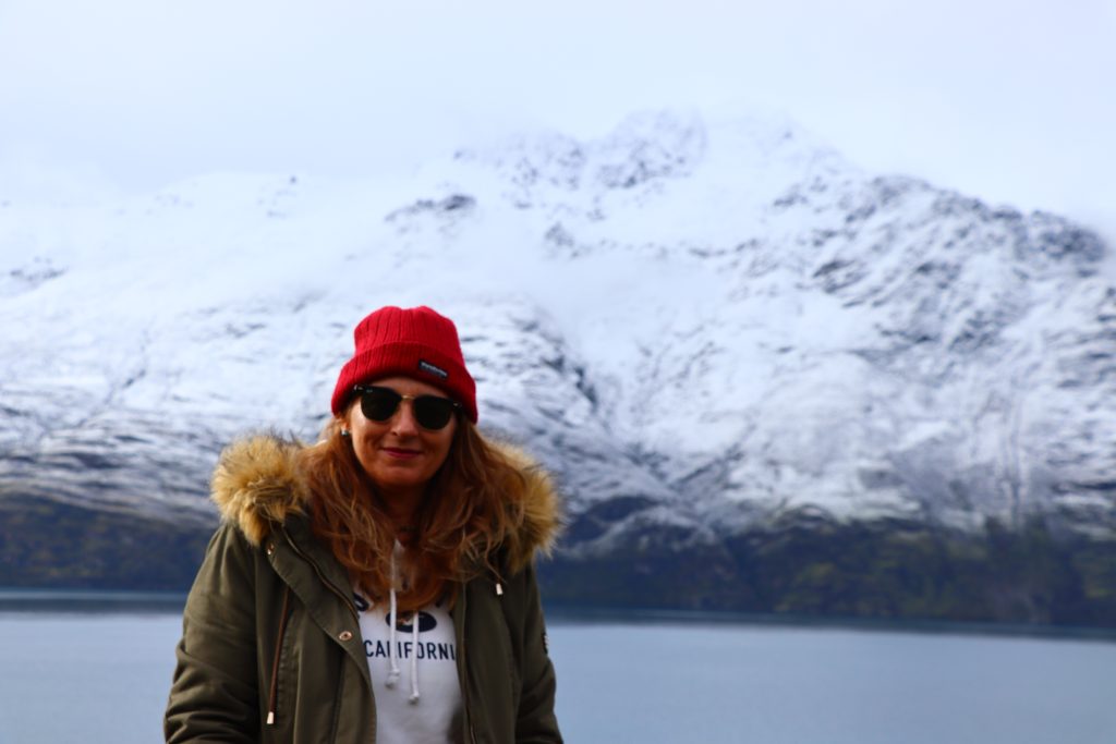 Mujer junto lago