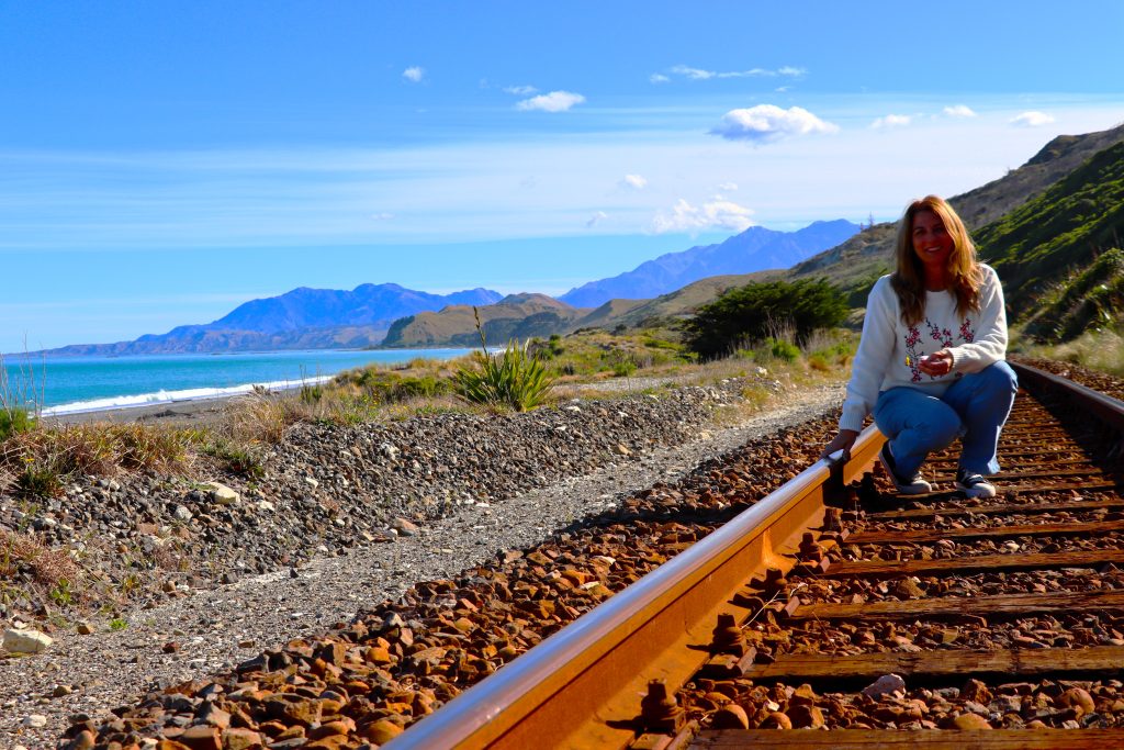Mujer en via de tren 