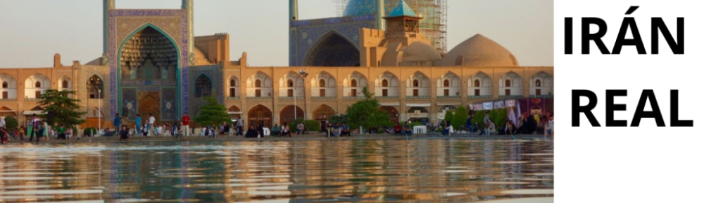 Mezquita del Imán en Isfahán reflejada en el estanque al atardecer, escena cotidiana del Irán real