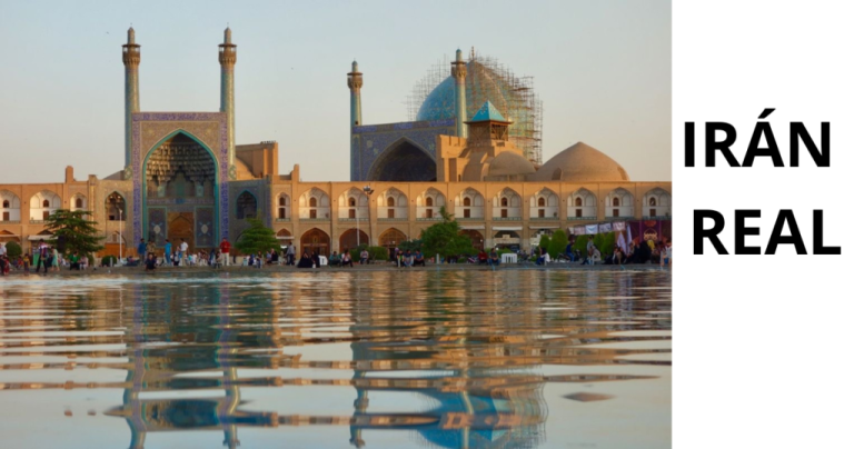 Mezquita del Imán en Isfahán reflejada en el estanque al atardecer, escena cotidiana del Irán real