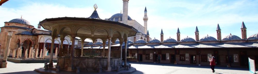 Santuario de Mevlana Rumi en Konya durante Ramadán, Turquía