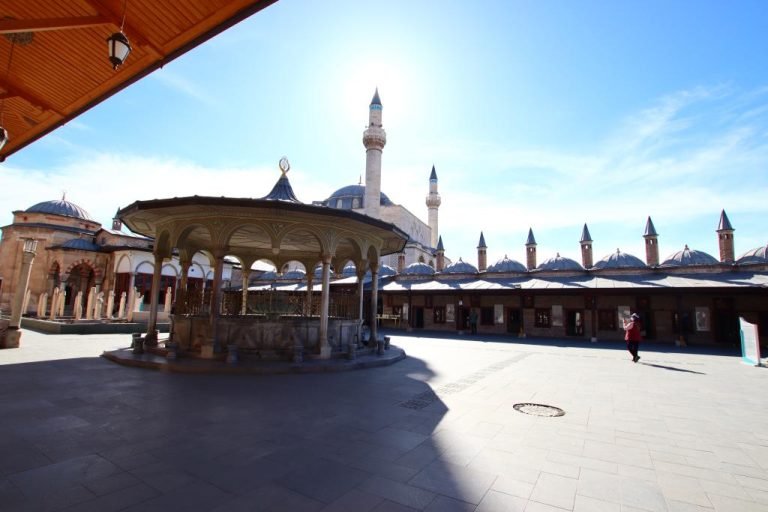 Santuario de Mevlana Rumi en Konya durante Ramadán, Turquía