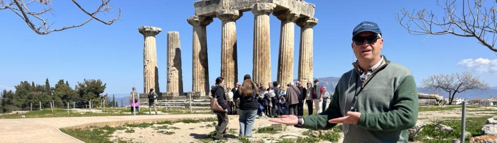 Templo de Apolo en Corinto durante la Ruta de San Pablo en Grecia