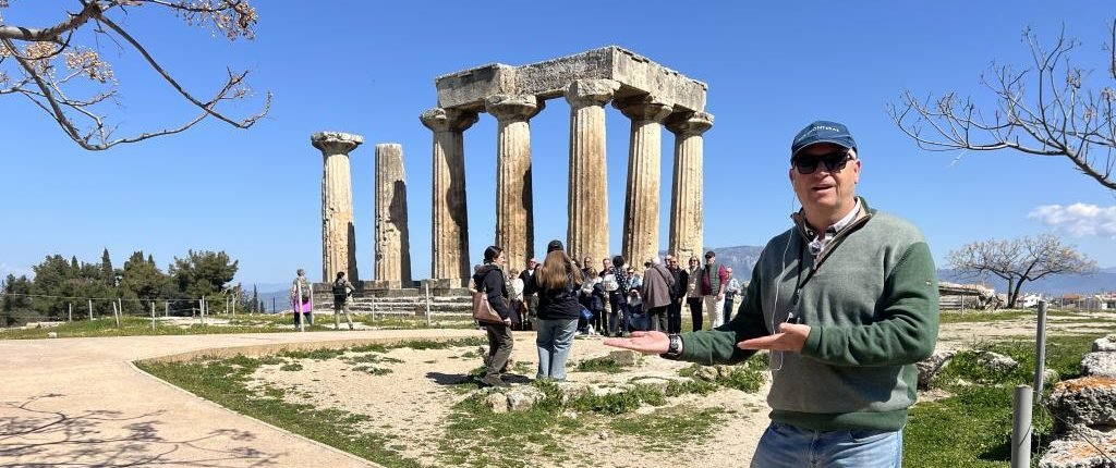 Templo de Apolo en Corinto durante la Ruta de San Pablo en Grecia