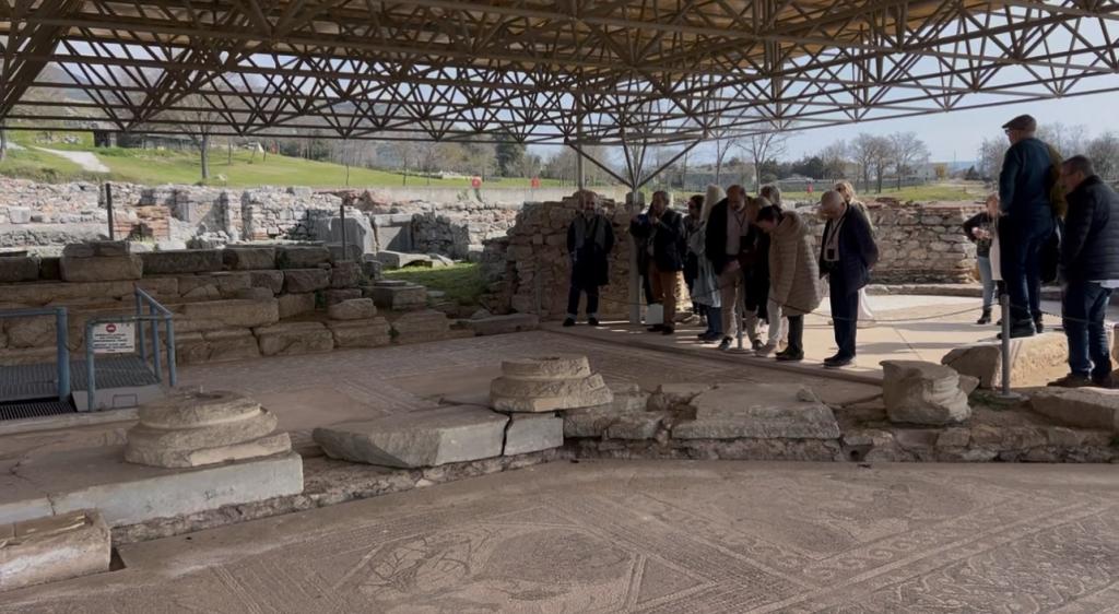 Peregrinos contemplando los mosaicos de la basílica de Filipos en Grecia