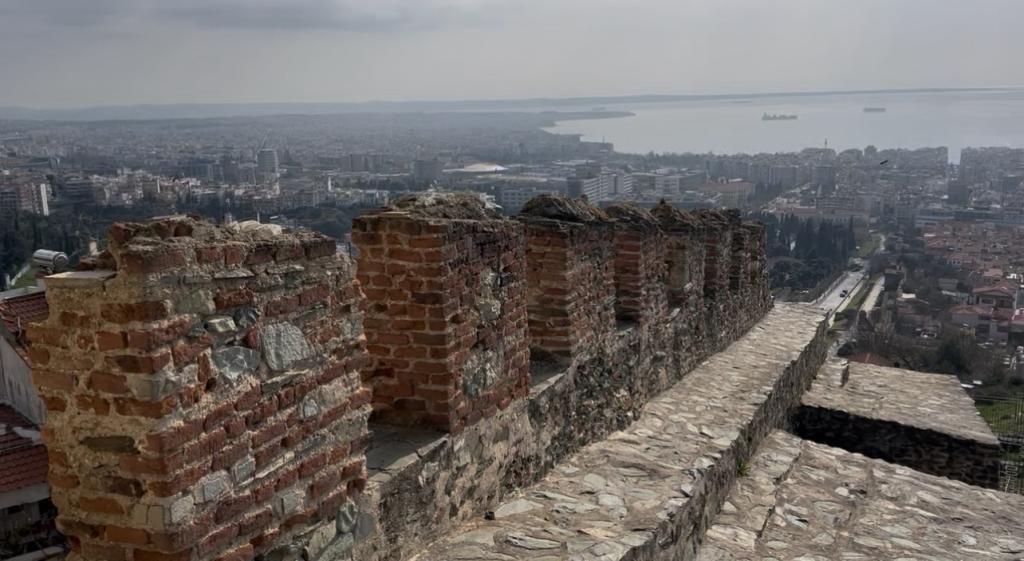 Murallas de Tesalónica en Grecia con vista a la ciudad y el mar.