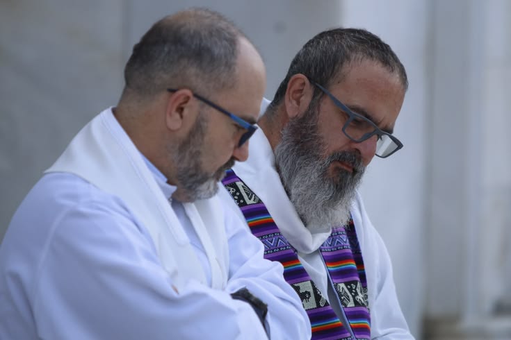Sacerdotes celebrando en Berea durante la Ruta de San Pablo en Grecia