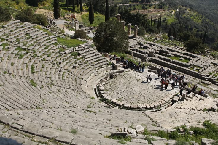 Teatro de Delfos en Grecia durante el viaje cultural y de peregrinación