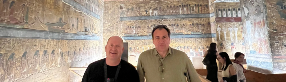 Viaje cultural a Egipto con visita a templos y tumbas históricas desde una perspectiva experiencial.