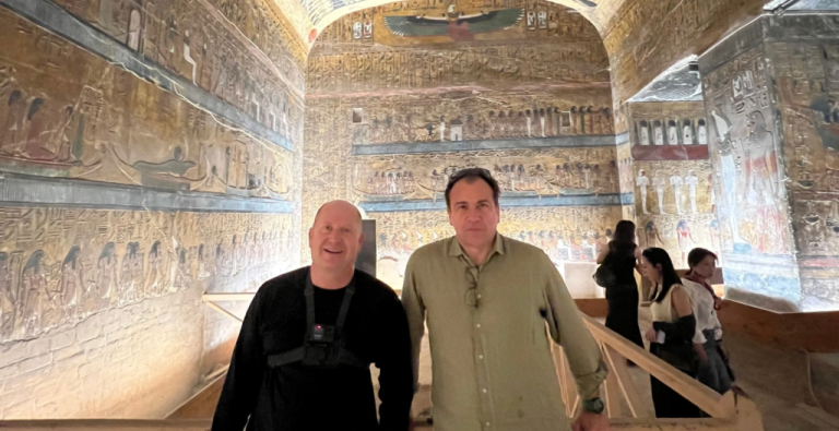Viaje cultural a Egipto con visita a templos y tumbas históricas desde una perspectiva experiencial.