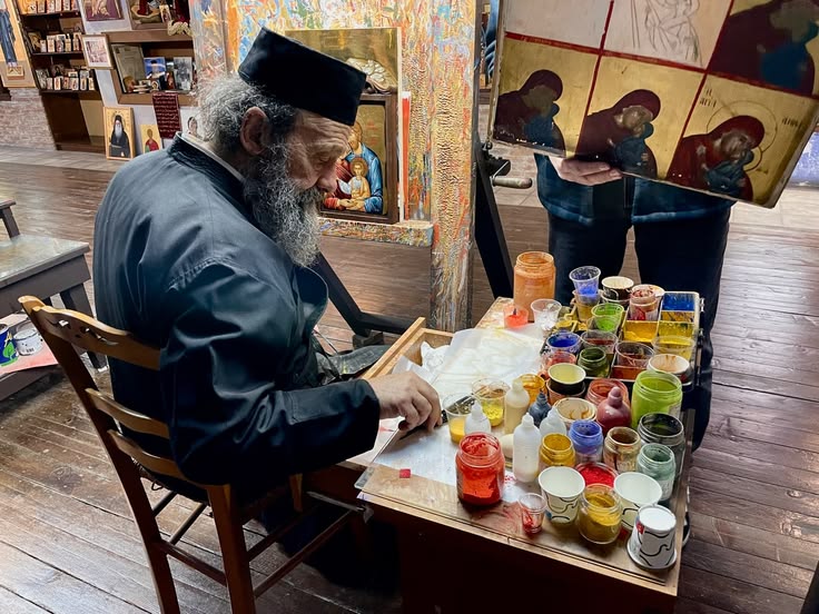 Iconógrafo ortodoxo pintando un icono religioso en Grecia durante una peregrinación por la Ruta de San Pablo