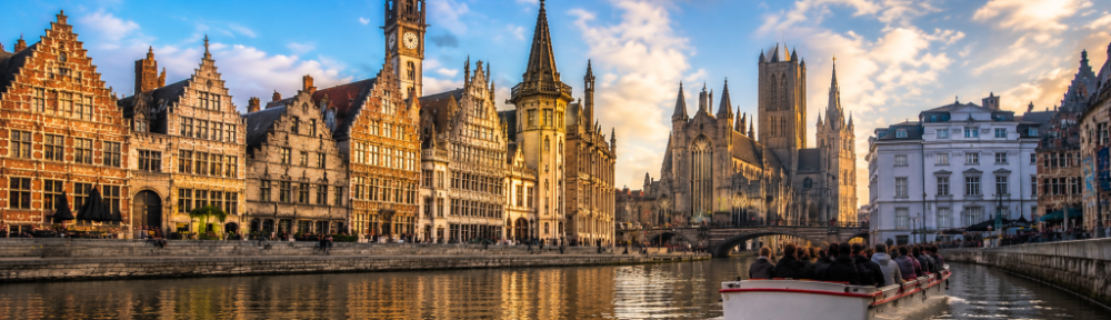 Vista de los canales de Gante con casas gremiales históricas junto al agua en Flandes
