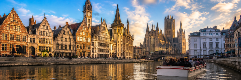 Vista de los canales de Gante con casas gremiales históricas junto al agua en Flandes